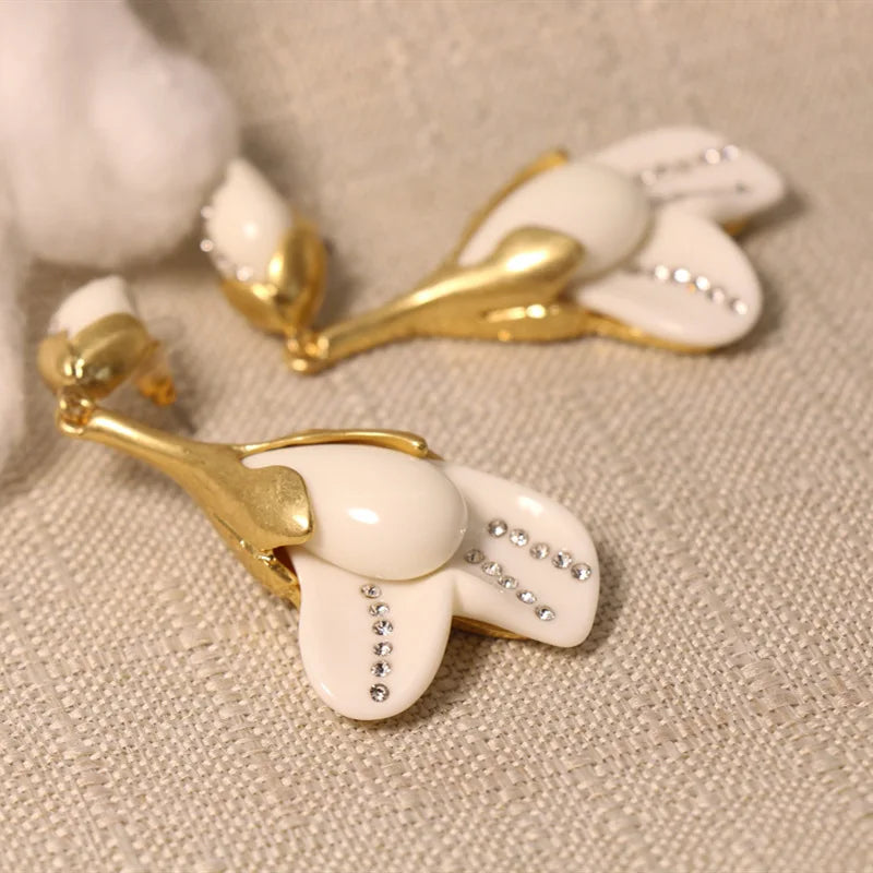 Elegant white resin flower necklace & earring set