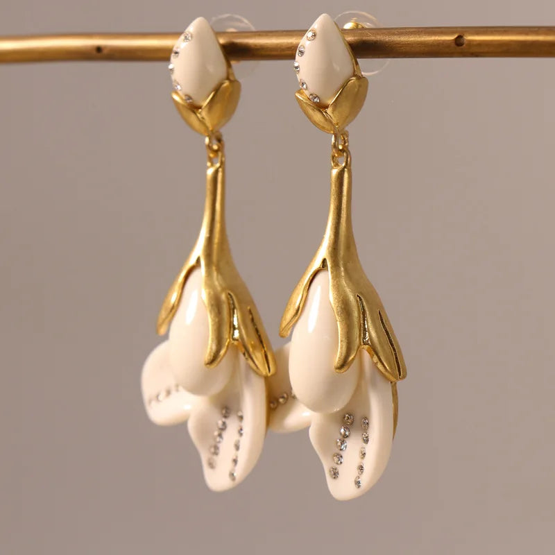 Elegant white resin flower necklace & earring set