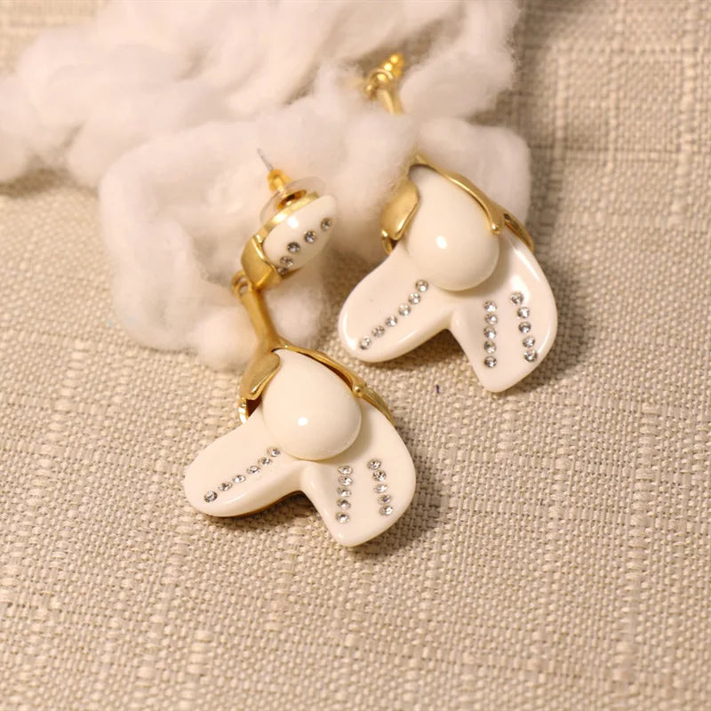 Elegant white resin flower necklace & earring set