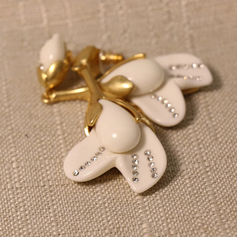 Elegant white resin flower necklace & earring set